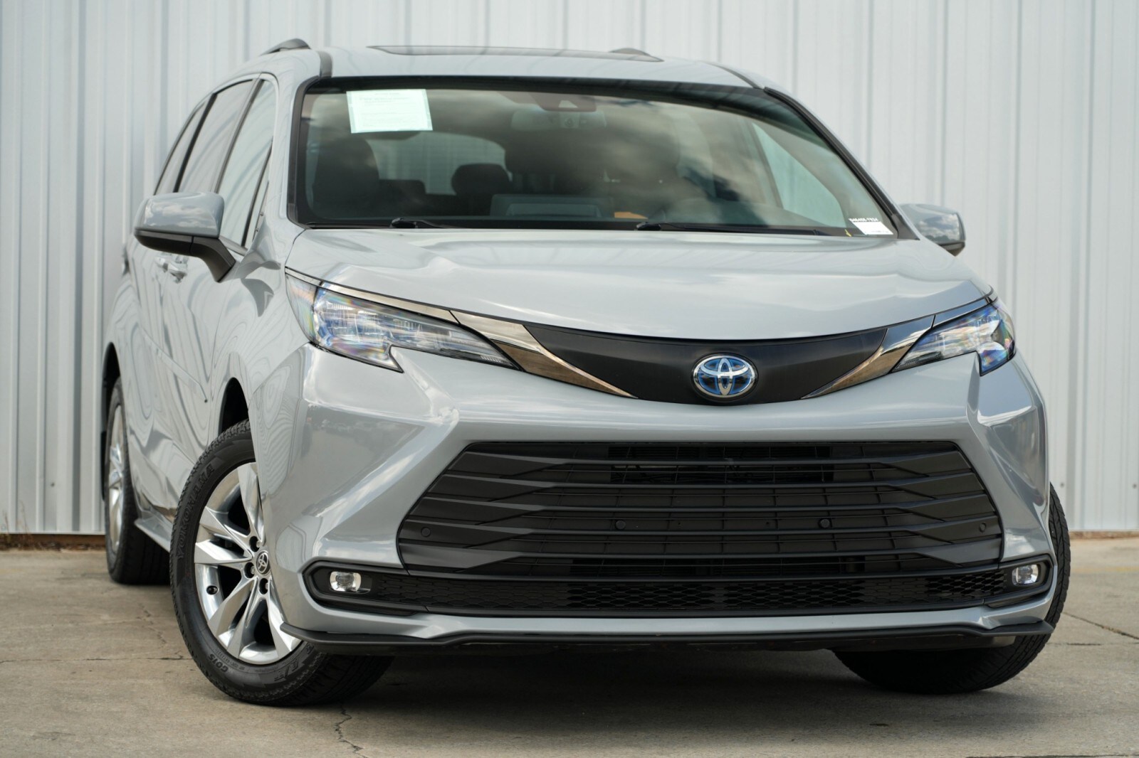 2022 Toyota Sienna XLE Woodland Edition photo 4