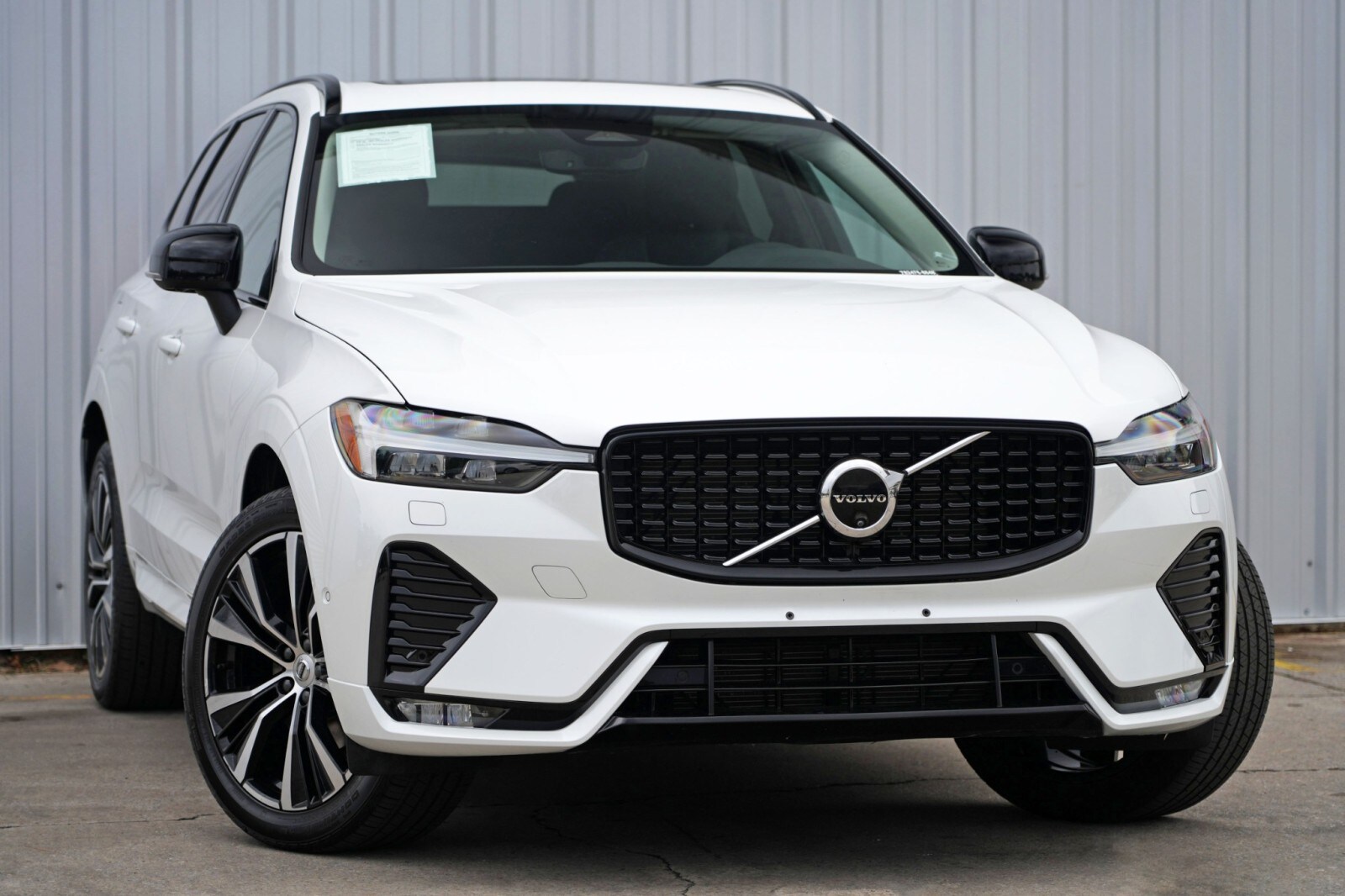 2024 Volvo XC60 Plus photo 4