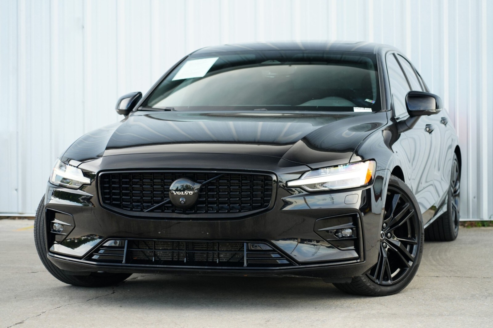 2024 Volvo S60 Plus Black Edition photo 3