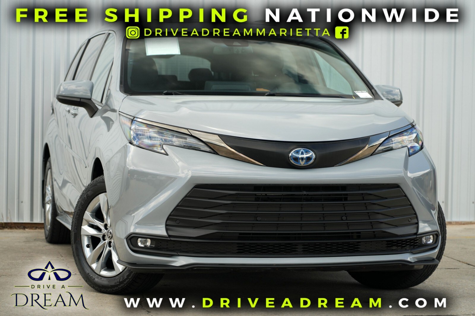 2022 Toyota Sienna XLE Woodland Edition photo 2