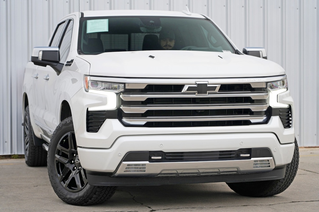 Used 2024 Chevrolet Silverado 1500 High Country w/ Dark Essentials & Technology Packa Truck Crew Cab