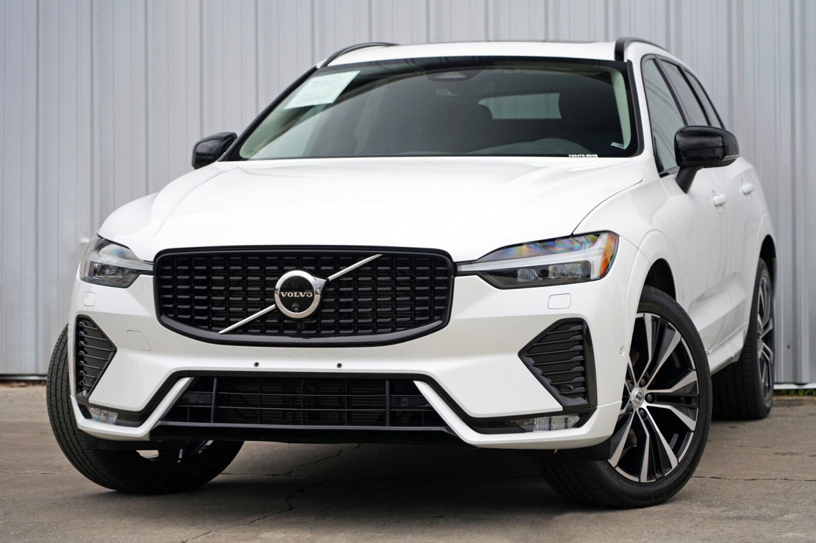 2024 Volvo XC60 Plus photo 2