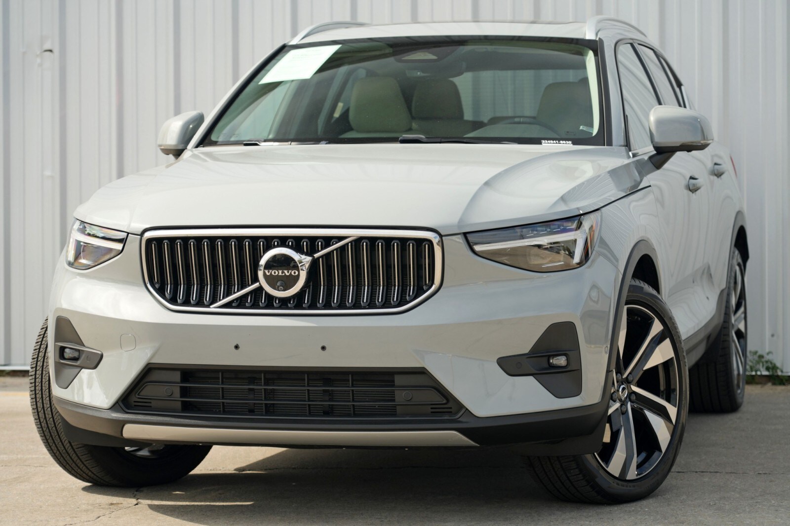2024 Volvo XC40 Ultimate photo 3