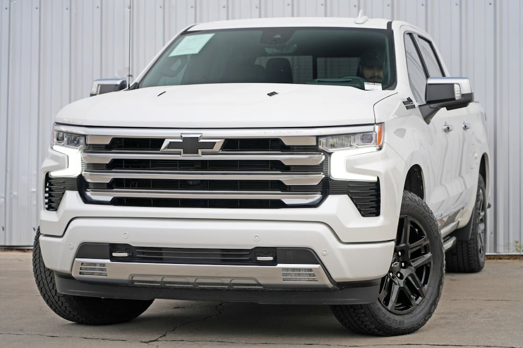 Used 2024 Chevrolet Silverado 1500 High Country w/ Dark Essentials & Technology Packa Truck Crew Cab