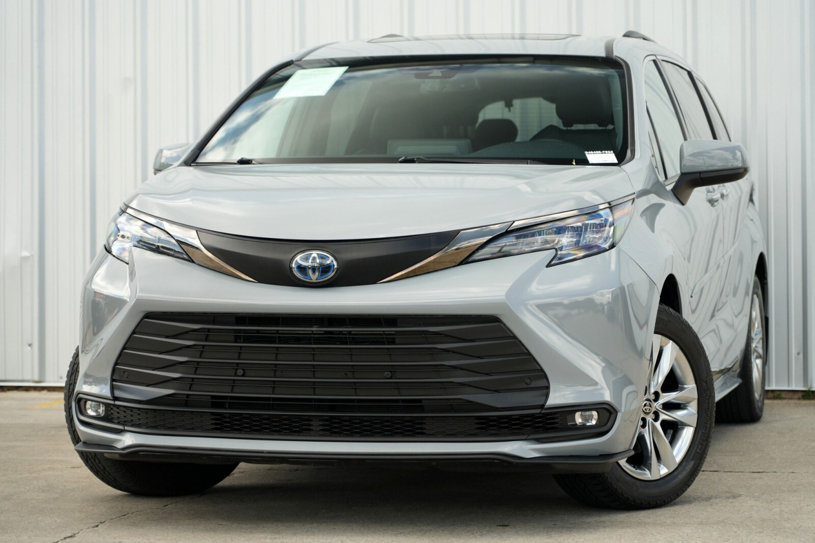 2022 Toyota Sienna XLE Woodland Edition photo 3