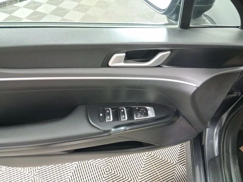 2023 Kia K5 LXS - Photo 11