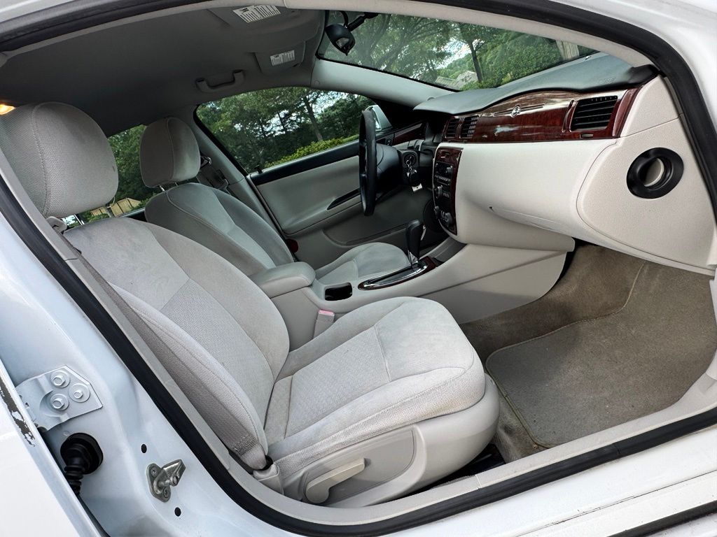 2010 Chevrolet Impala LS - Photo 17