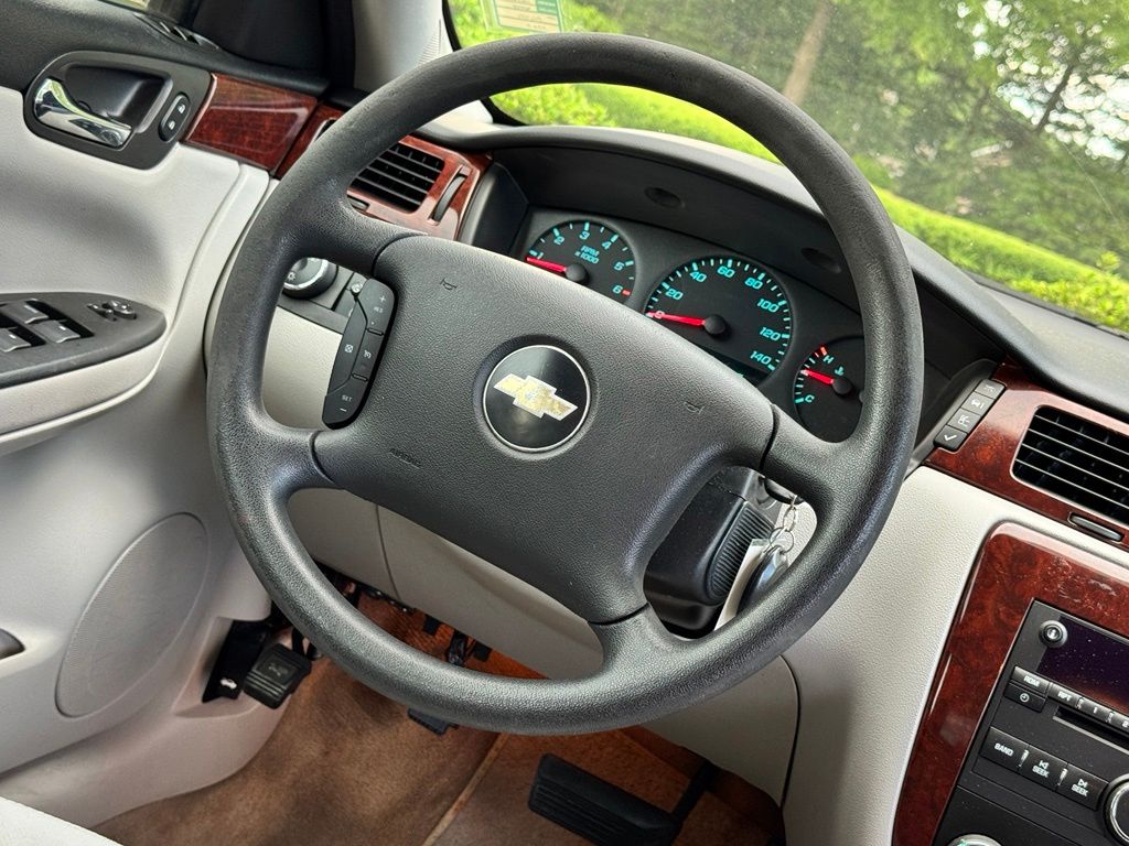2010 Chevrolet Impala LS - Photo 13
