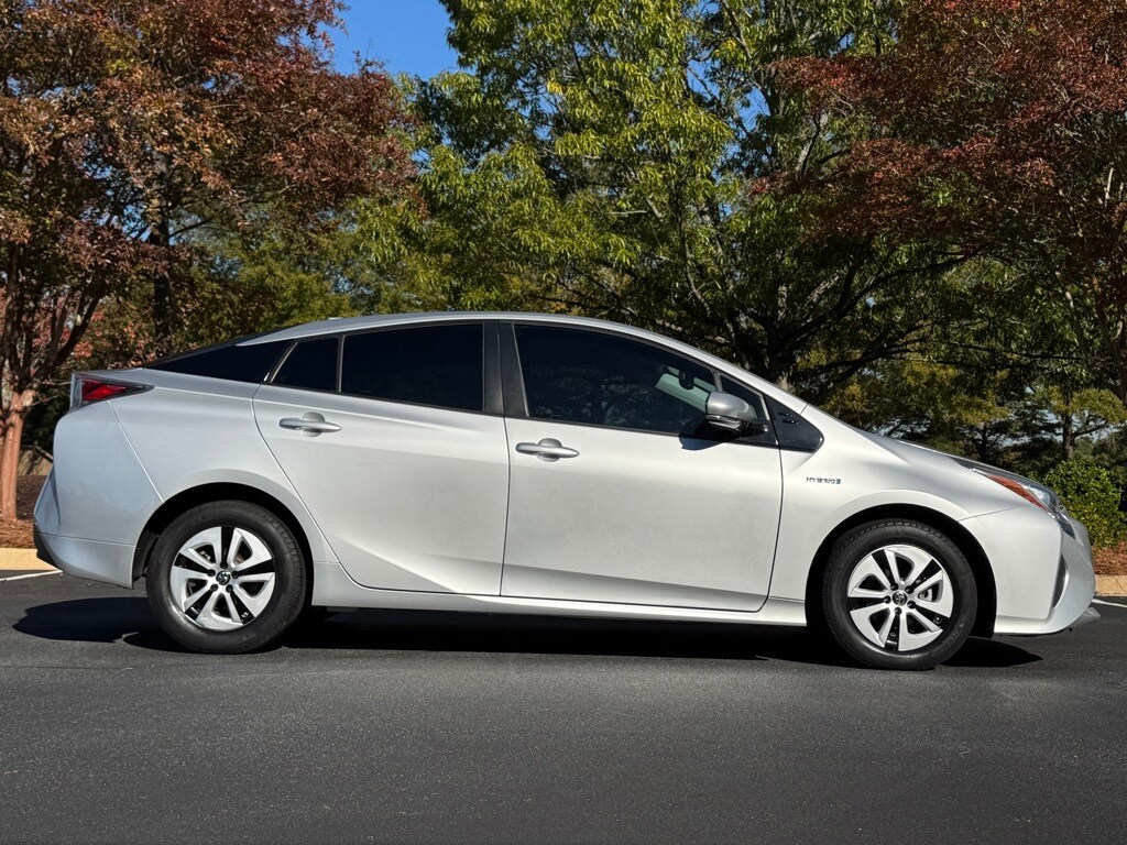 2016 Toyota Prius Four photo 3
