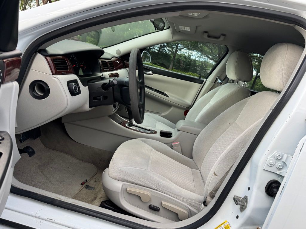 2010 Chevrolet Impala LS - Photo 14
