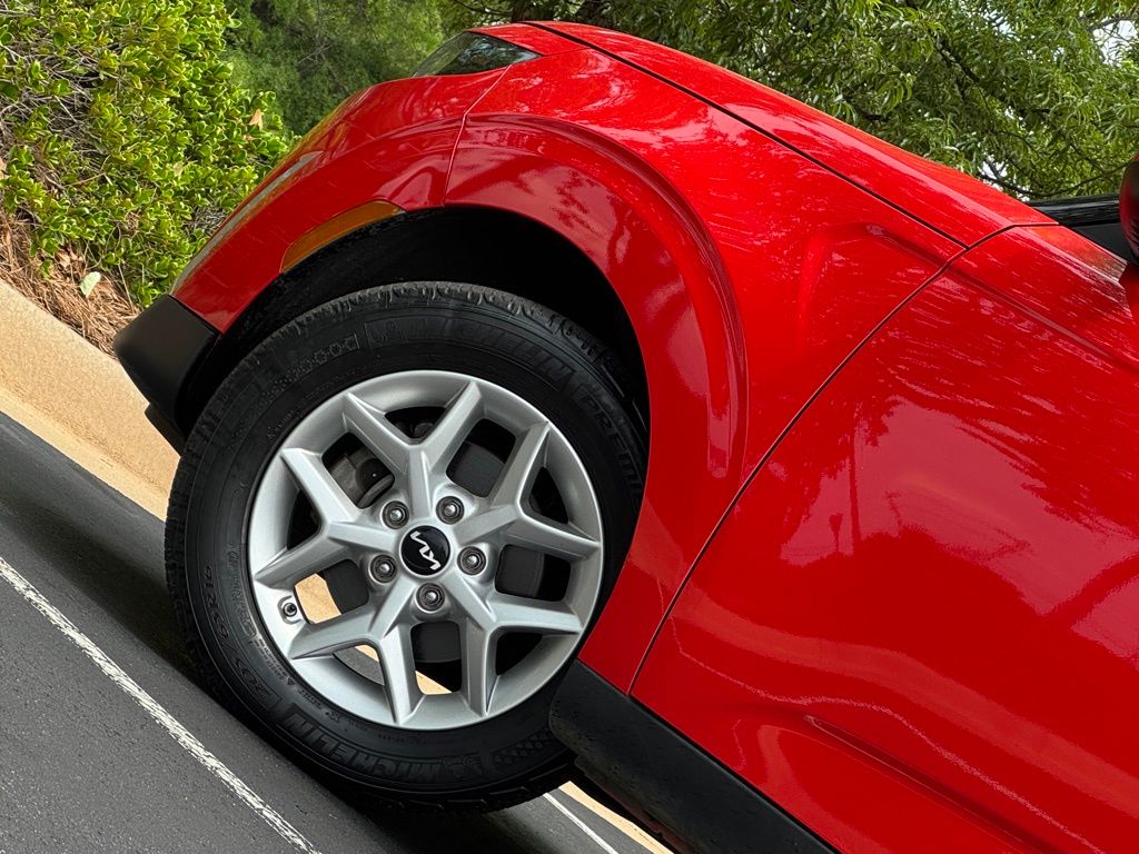 2024 Kia Soul LX - Photo 9