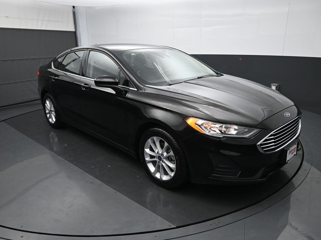 2020 Ford Fusion SE photo 2