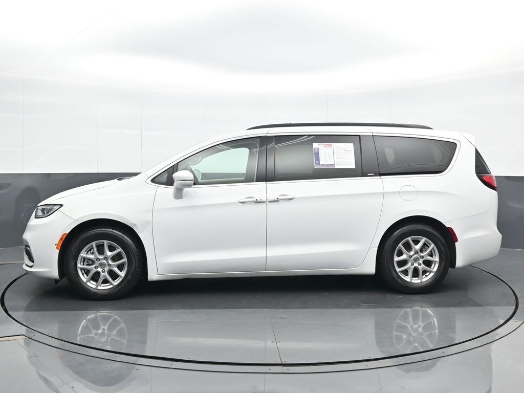 2022 Chrysler Pacifica Touring L photo 3