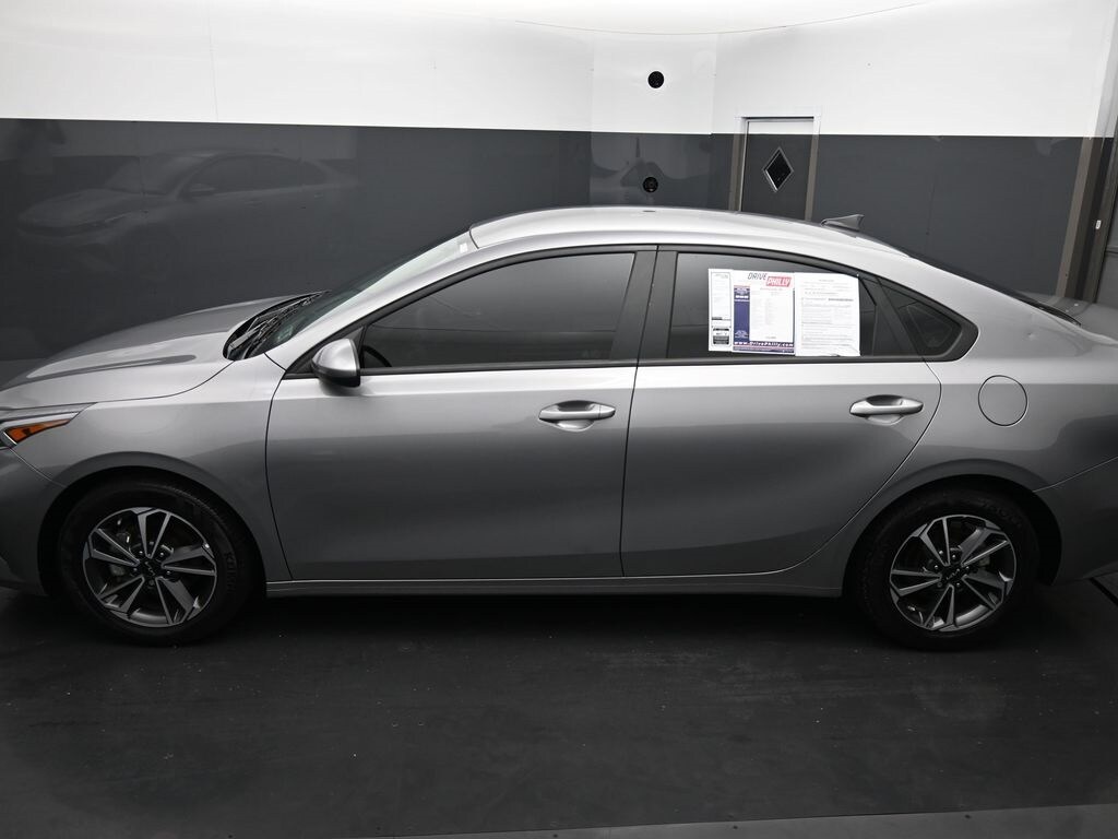 2023 Kia Forte LXS photo 3