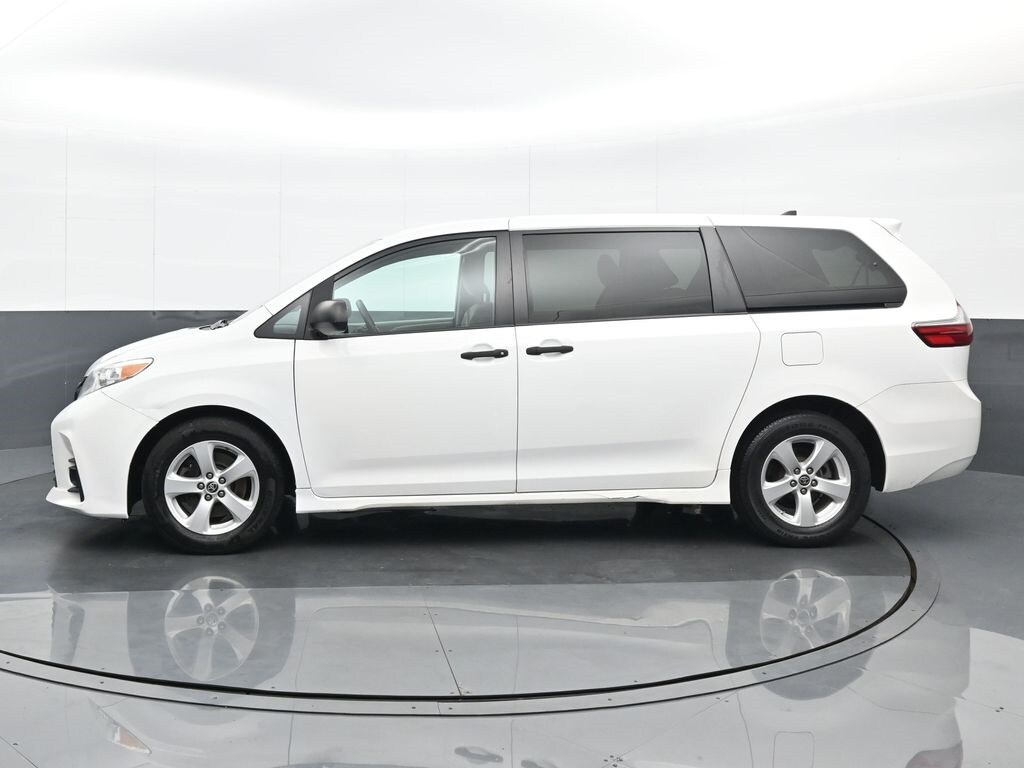 2020 Toyota Sienna L photo 3