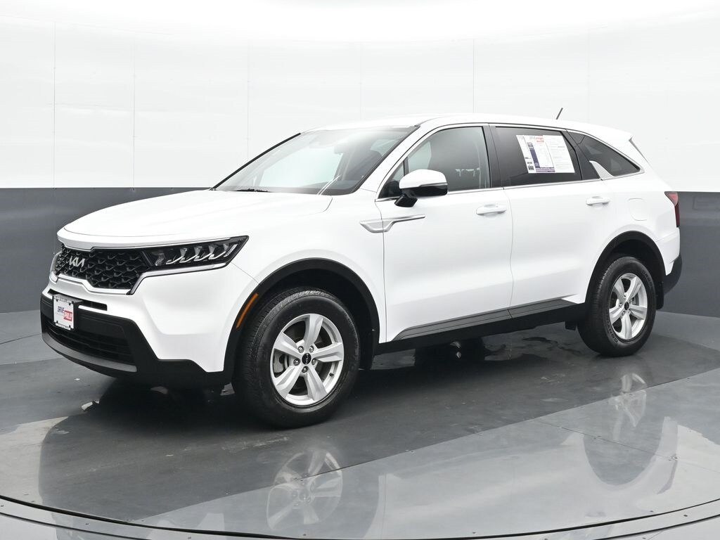 2022 Kia Sorento LX photo 2