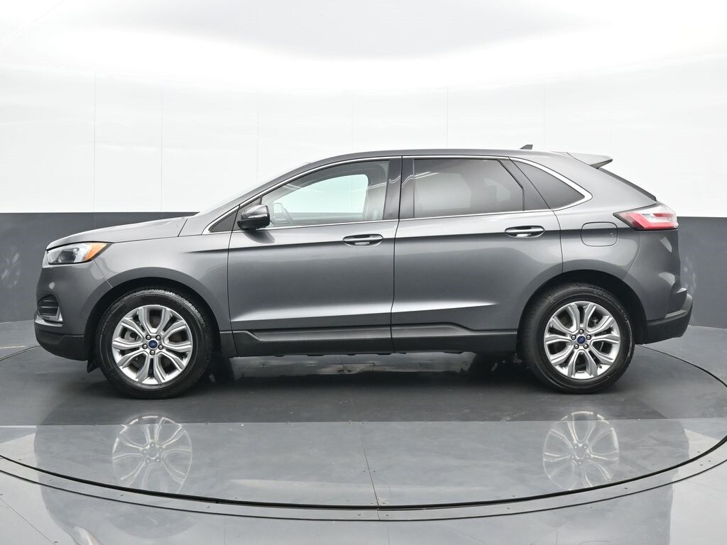 2022 Ford Edge Titanium photo 2