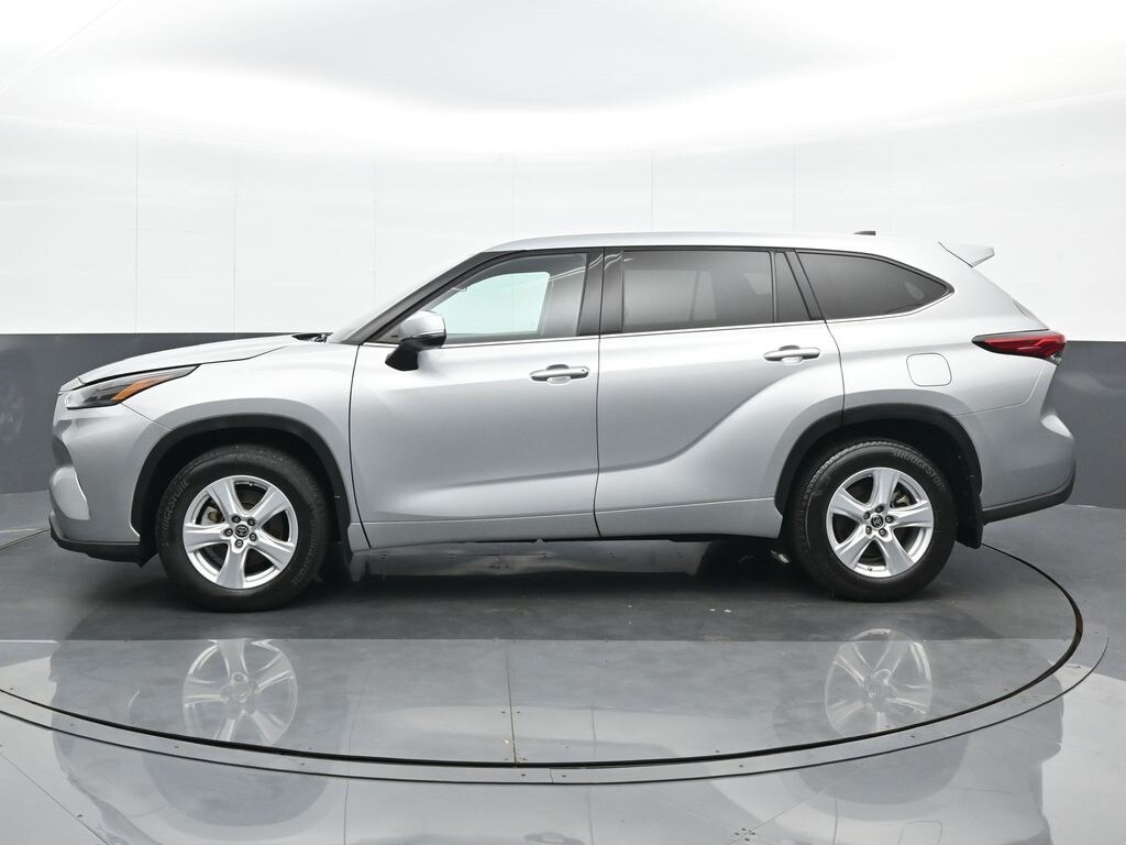 2022 Toyota Highlander L photo 2