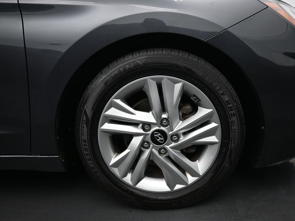 2020 Hyundai Elantra Value Edition photo 2