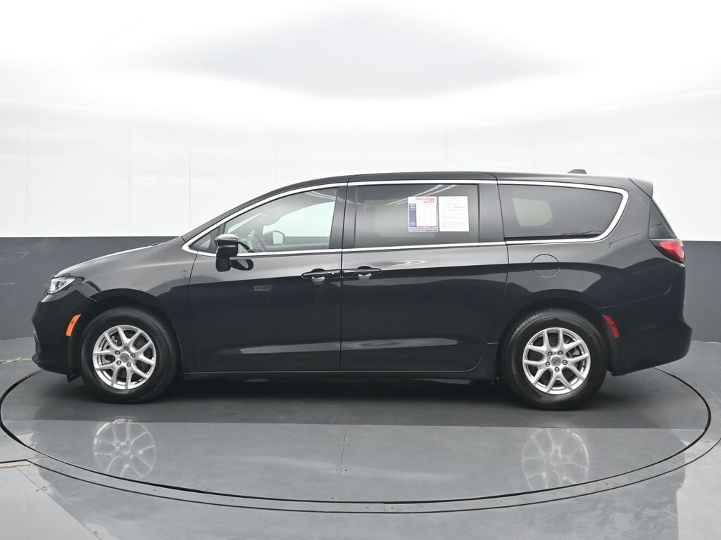 Used 2025 Chrysler Pacifica Select Van Passenger Van