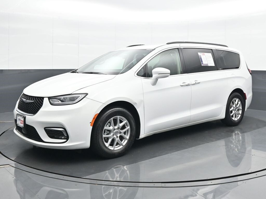 2022 Chrysler Pacifica Touring L photo 2