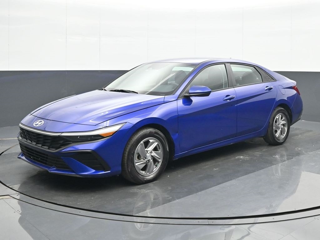 Used 2025 Hyundai Elantra SE Sedan