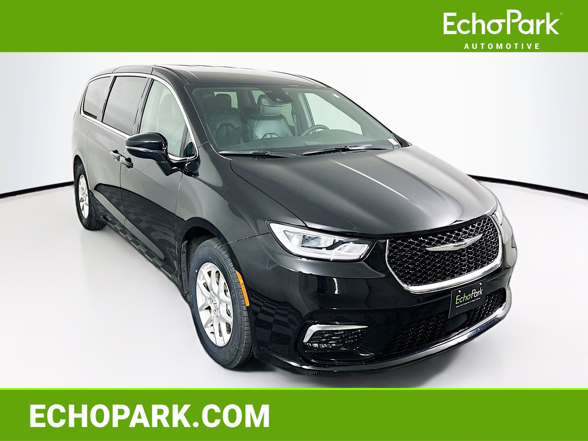 2025 Chrysler Pacifica Select's photo
