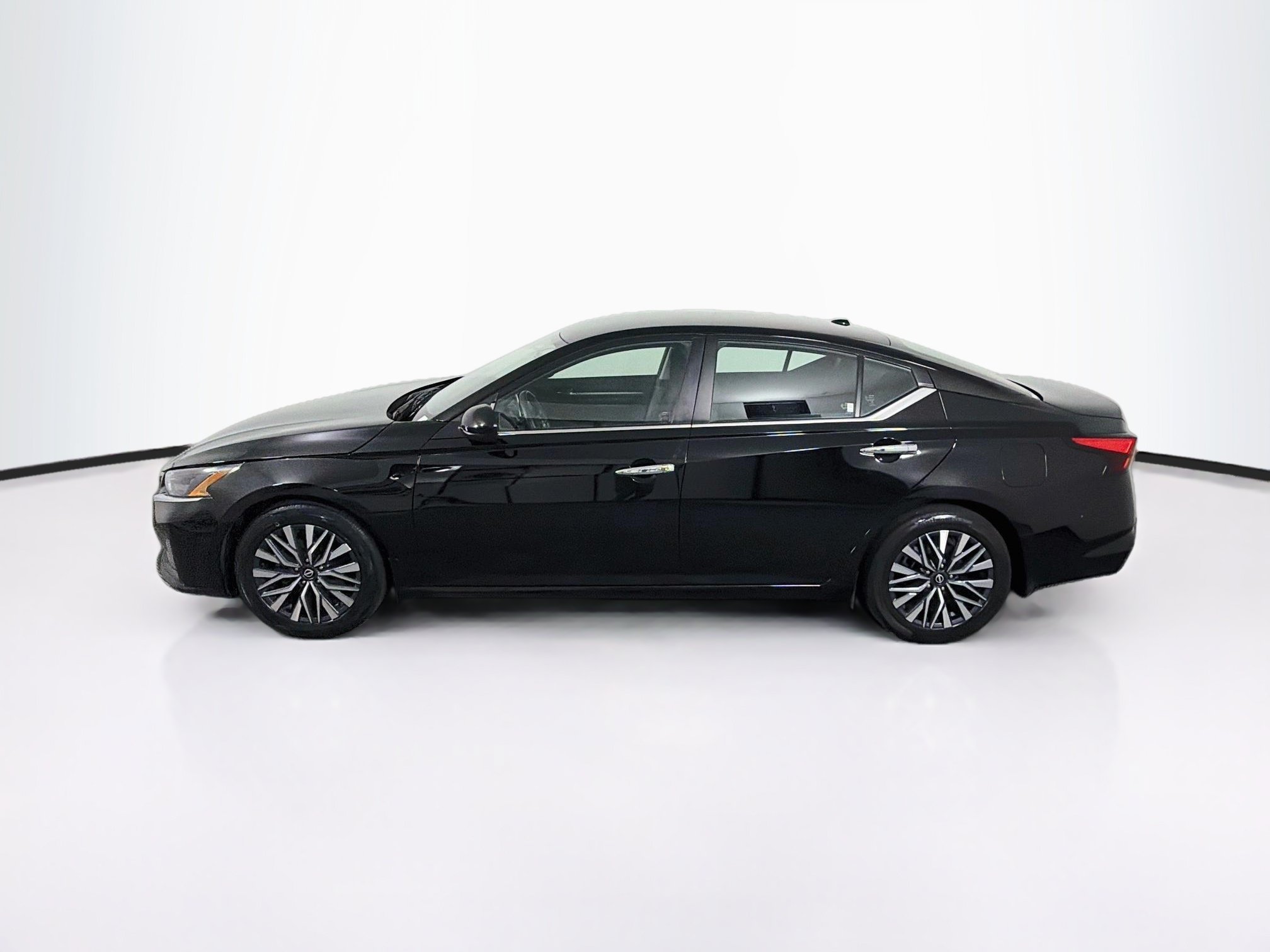 Used 2023 Nissan Altima 2.5 SV Sedan