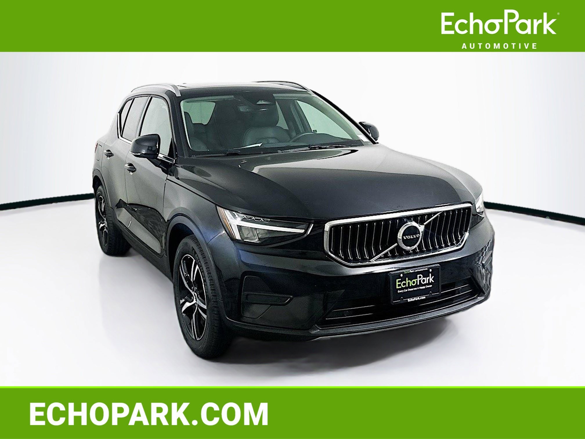 2025 Volvo XC40 Core's photo