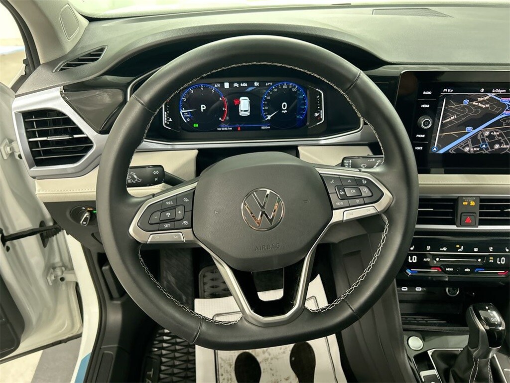 2025 Volkswagen Taos SEL photo 2