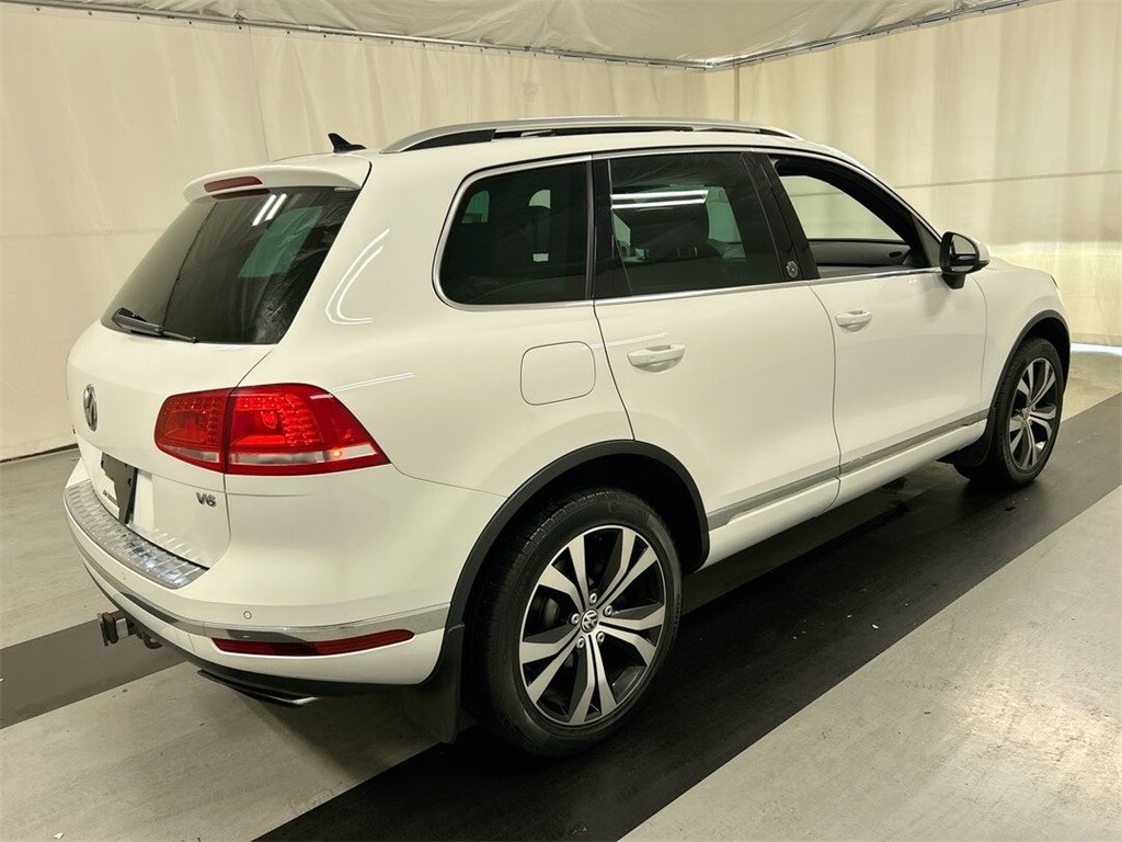 2017 Volkswagen Touareg V6 Wolfsburg Edition photo 2