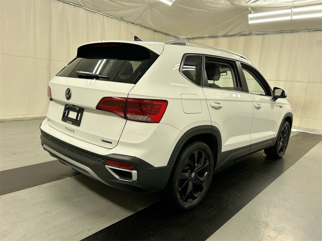 2022 Volkswagen Taos SE photo 2