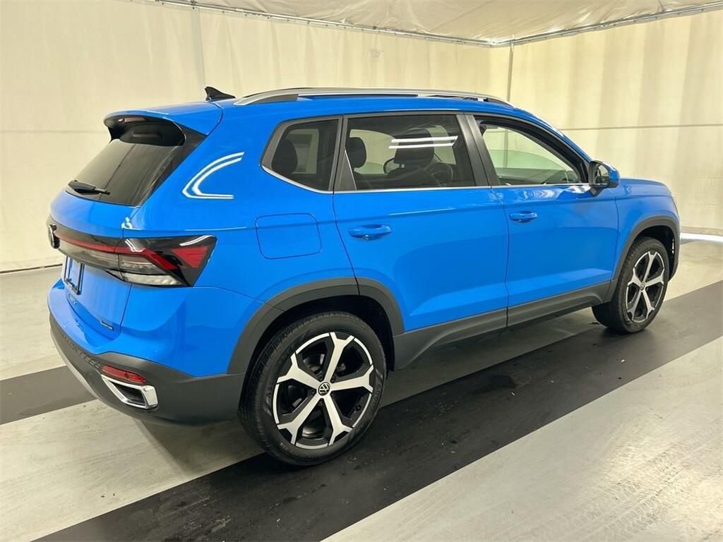 2025 Volkswagen Taos SEL photo 2
