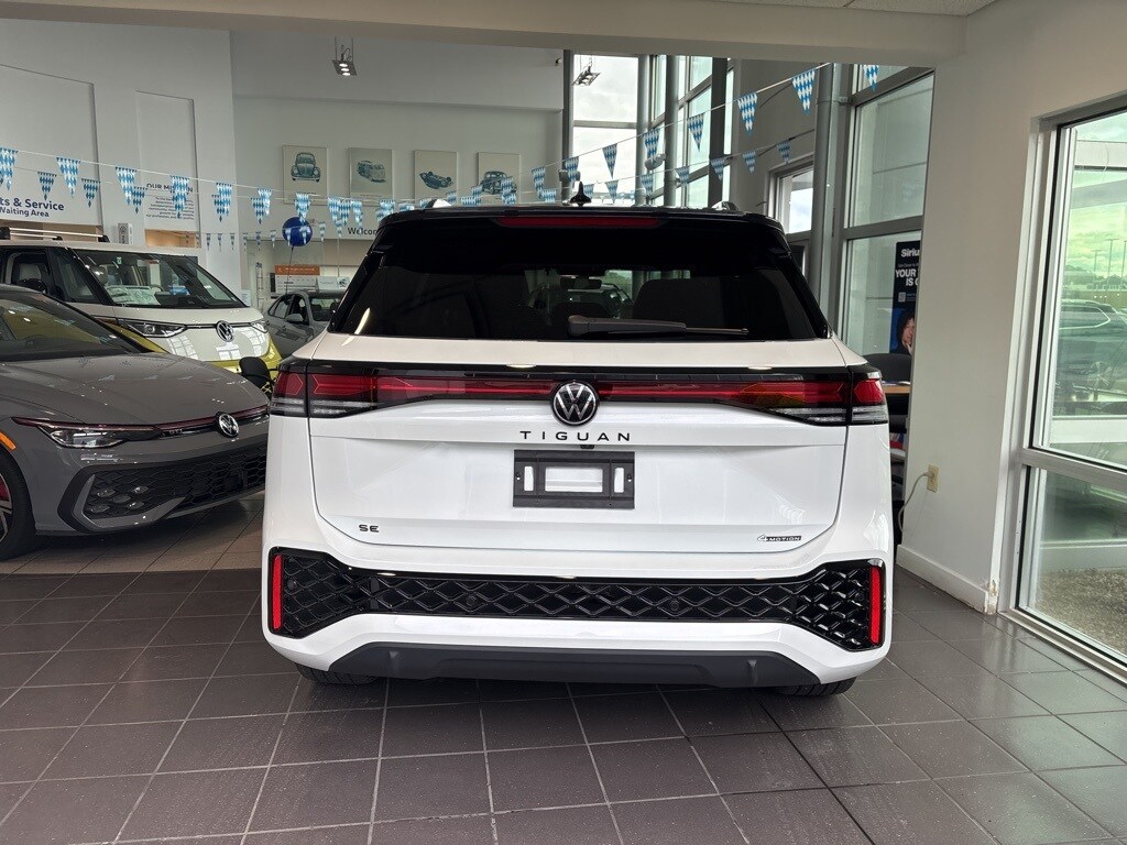 2025 Volkswagen Tiguan SE R-Line Black photo 3