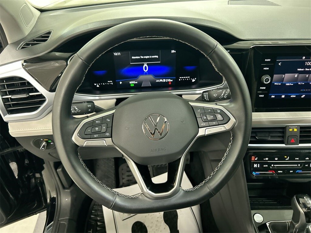 2025 Volkswagen Taos SE photo 3
