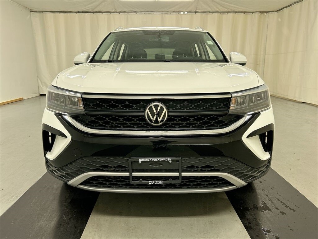 2022 Volkswagen Taos SE photo 3