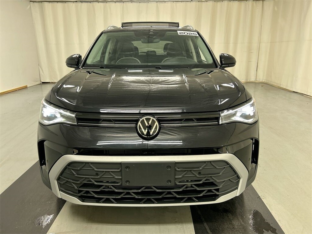 2025 Volkswagen Taos SE photo 2