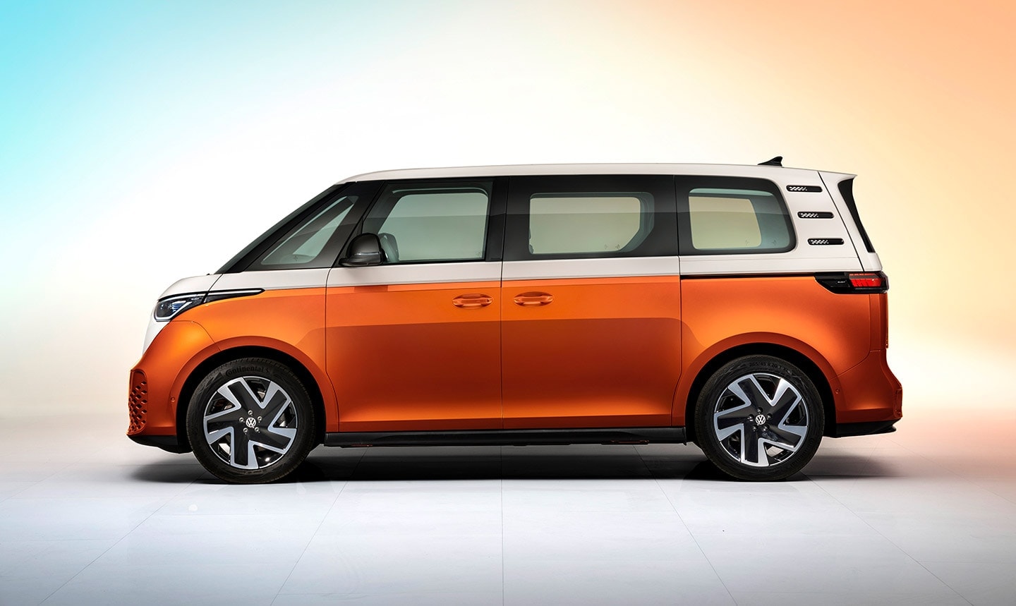 Side profile of the Volkswagen ID.BUZZ highlighting its aerodynamic shape and stylish wheels.
