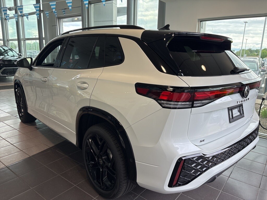 2025 Volkswagen Tiguan SE R-Line Black photo 2