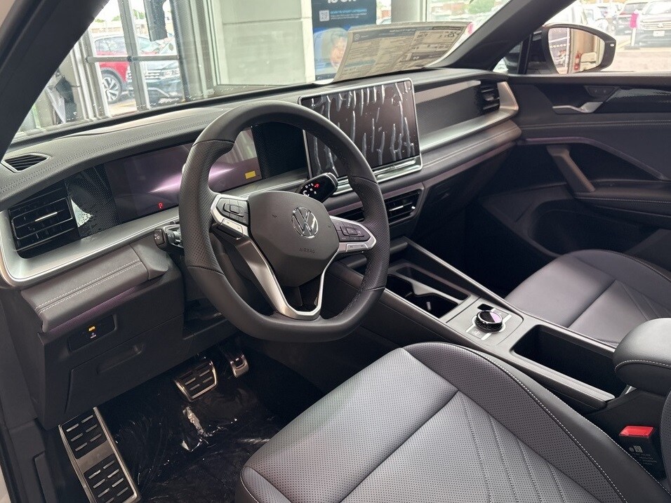 2025 Volkswagen Tiguan SE R-Line Black photo 4