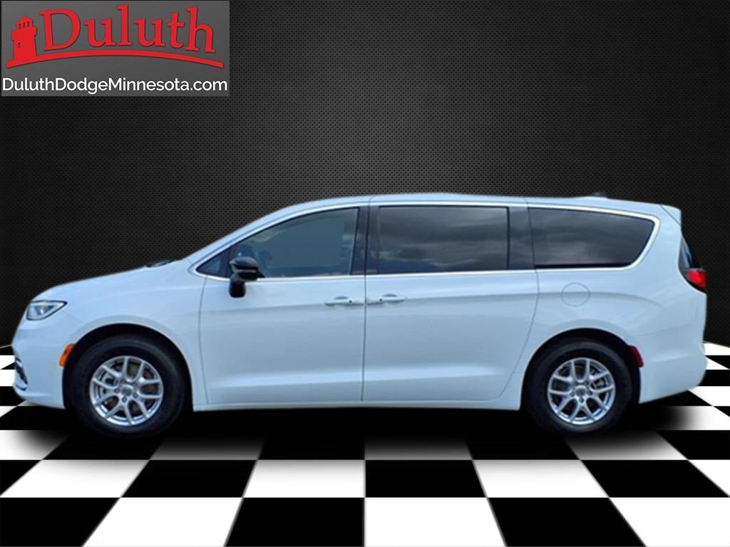 Certified 2025 Chrysler Pacifica Select with VIN 2C4RC1BG5SR526356 for sale in Duluth, Minnesota