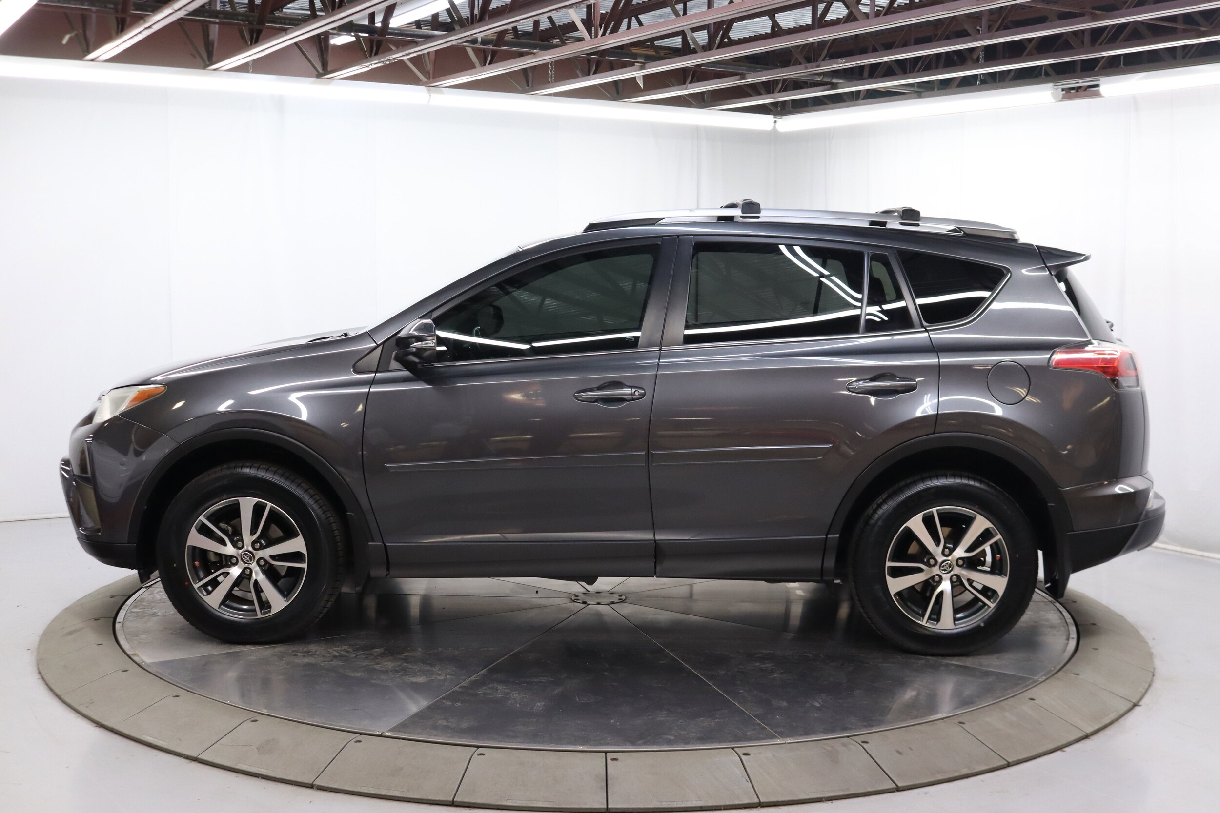2016 Toyota RAV4 XLE photo 3