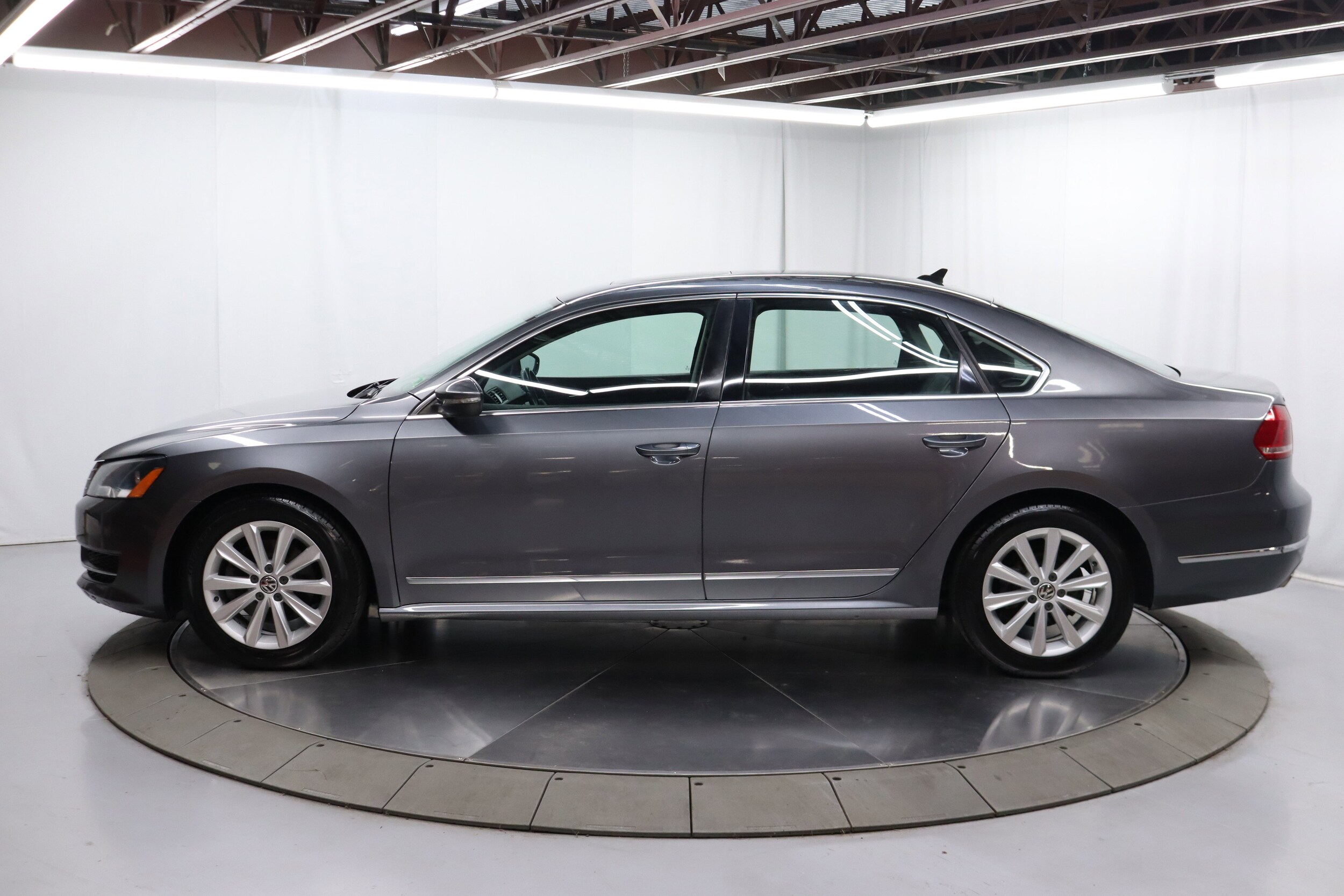 2012 Volkswagen Passat SEL photo 4