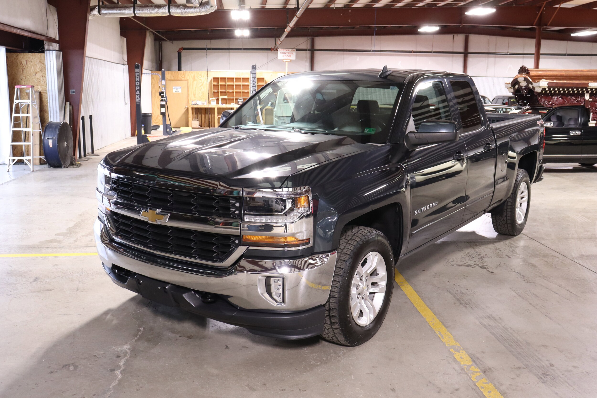 2017 Chevrolet Silverado 1500 photo 2