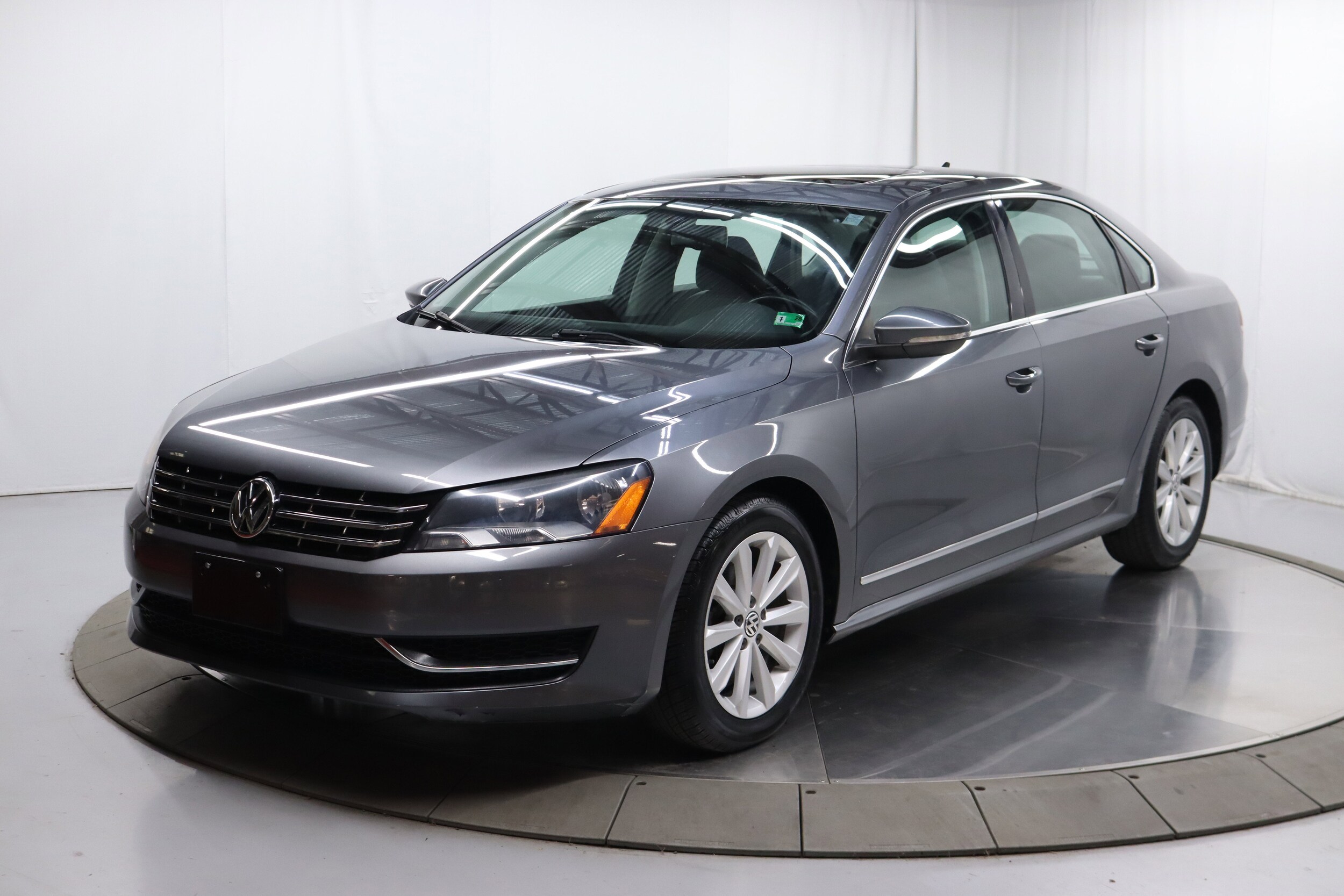 2012 Volkswagen Passat SEL photo 2