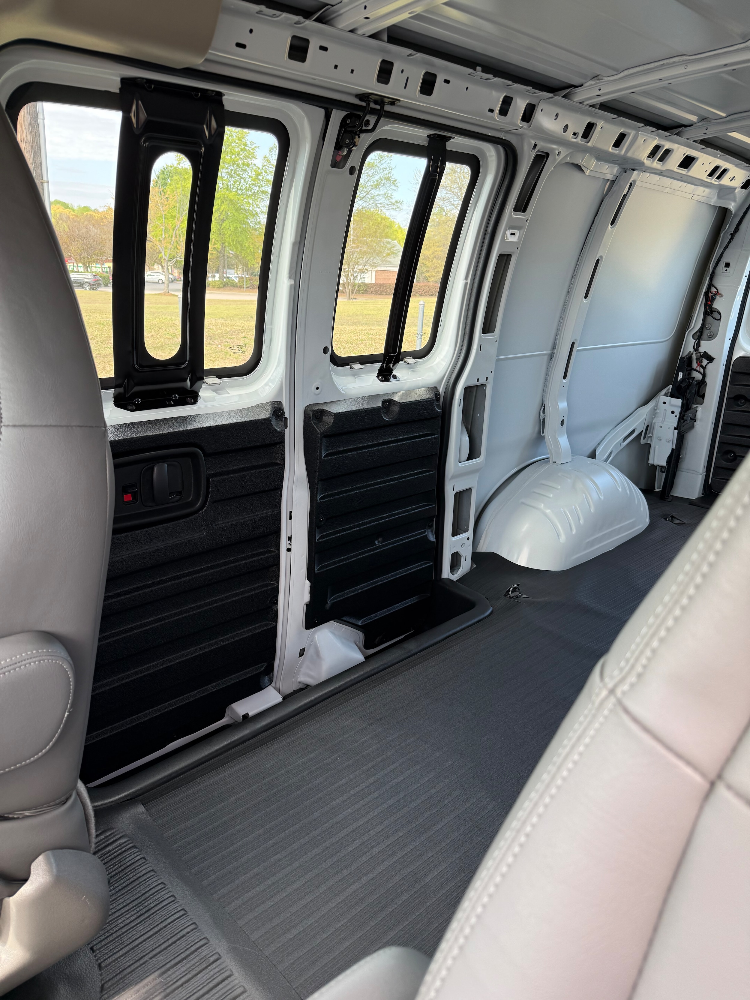2025 Chevrolet Express Cargo Work Van - Photo 19