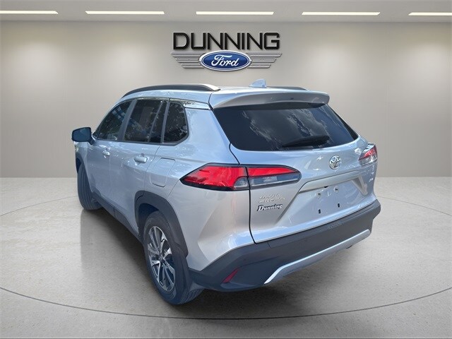 2022 Toyota Corolla Cross XLE photo 2