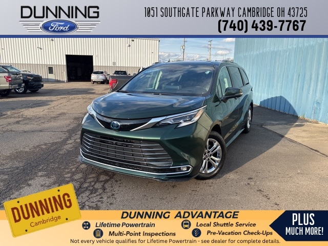 2023 Toyota Sienna Platinum's photo