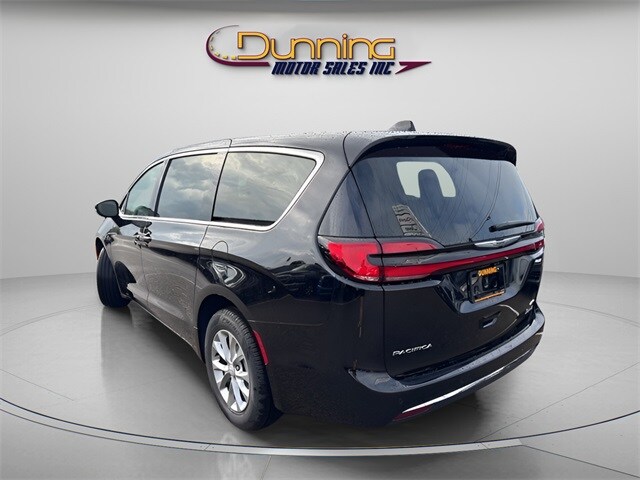 2026 Chrysler Pacifica photo 2