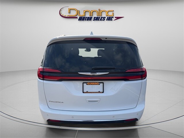 2022 Chrysler Pacifica Touring L photo 2